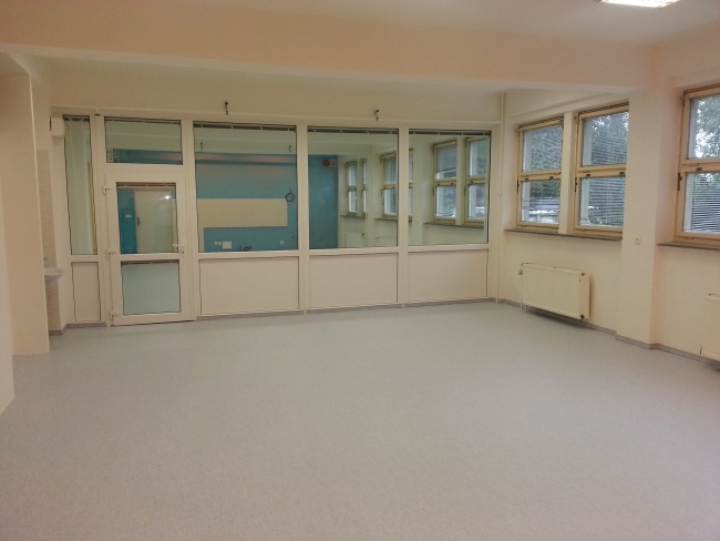 NovÄ› zbudovanÃ¡ uÄebna globÃ¡lnÃ­ vÃ½chovy (na snÃ­mku bez Å¡kolnÃ­ho a laboratornÃ­ho nÃ¡bytku)