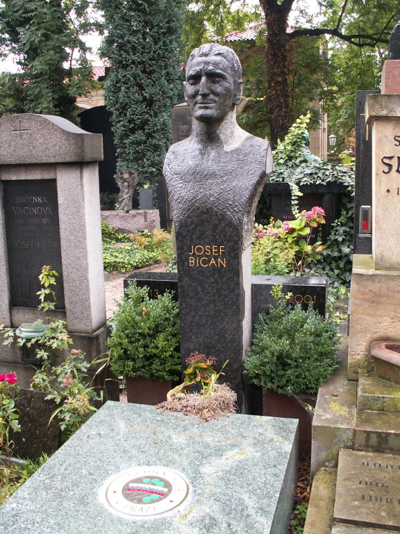 PÅ™ed hrobem J.Bicana na vyÅ¡ehradskÃ©m hÅ™bitovÄ›.