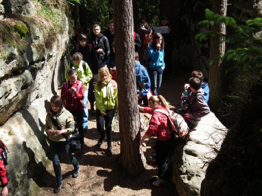 U drobnÃ½ch skalnÃ­ch oken v pÃ­skovci MaÅ¡talÃ­.