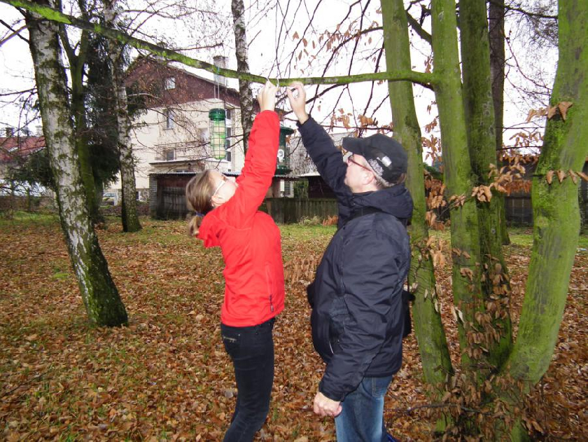 Eva pÅ™ipevÅˆuje jedno z krmÃ­tek na vÄ›tev.