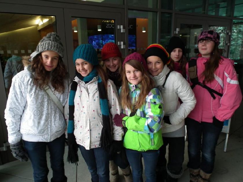 DÄ›vÄata pÅ™ed vstupem do ZOO v Olomouci.