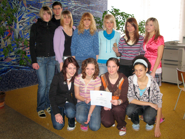 Florbalistky s kouÄem Skálou.