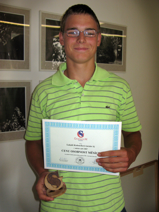 Student sexty A Lukáš Kolouch pÅ™i pÅ™ebÃránà Ceny Osobnost mÄ›sÃce (10. 10. 2007).