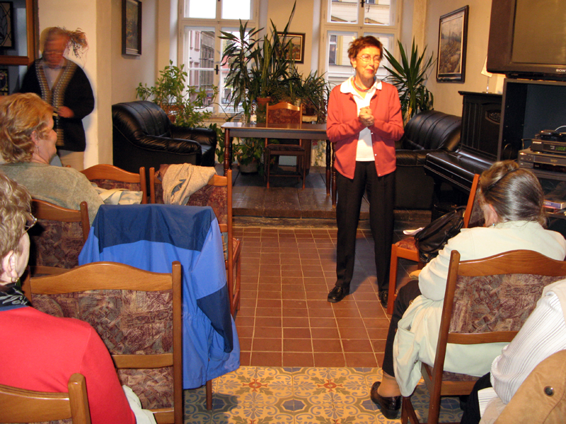 JiÅ™ina Å iklová pÅ™ednášà posluchaÄům U3V (postgraduálnà studium - 18. 10. 2007).