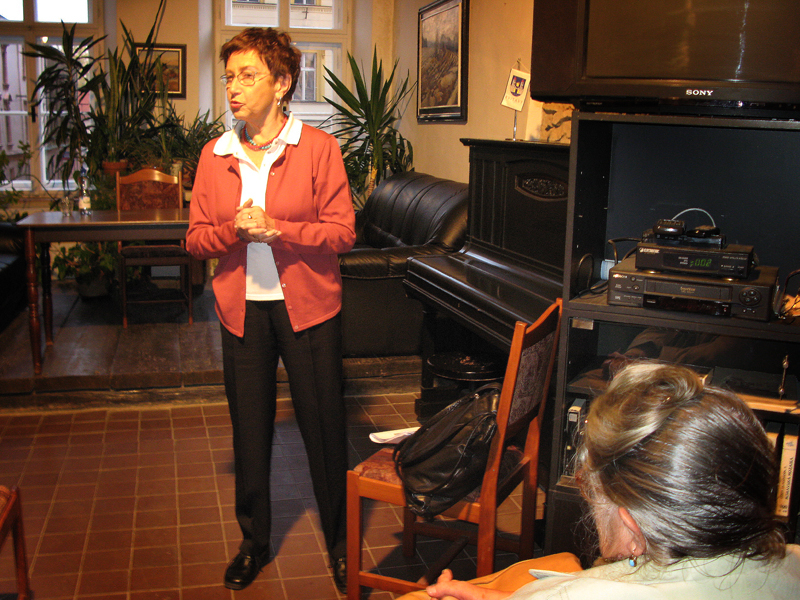 JiÅ™ina Å iklová pÅ™ednášà posluchaÄům U3V (postgraduálnà studium - 18. 10. 2007).