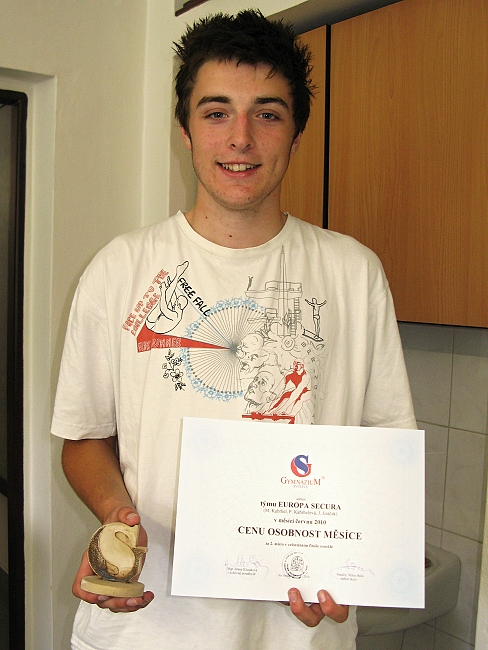 Kapitán týmu M. Kabrhel pÅ™evzal cenu Osobnost mÄ›sÃce za celý tým