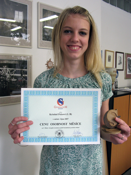 K. Pelzová pÅ™i pÅ™ebÃránà ceny.