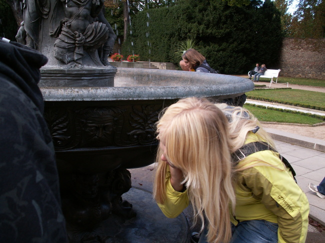 ZkouÅ¡ka "zpÃvajÃcà fontány" pÅ™ed Letohrádkem královny Anny.