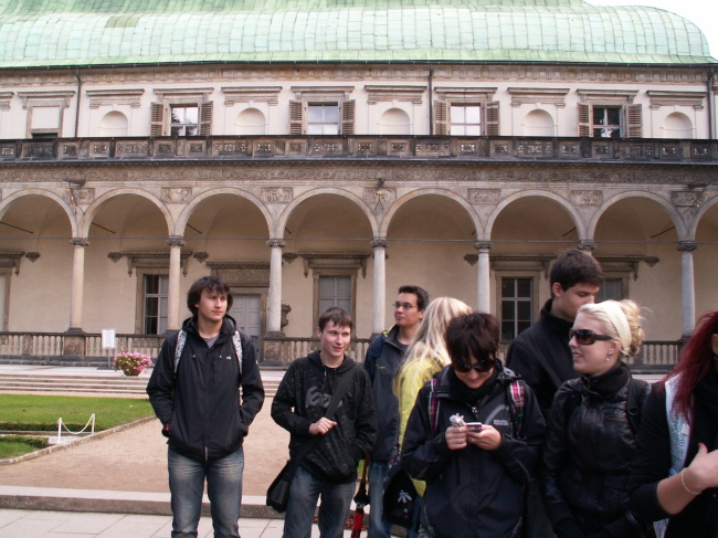 ÄŒerpánà informacà z hradnÃch zahrad - pÅ™ed Letohrádkem královny Anny Jagelonské.