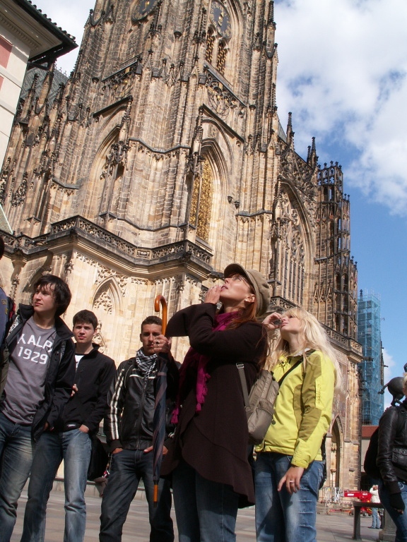 PÅ™ed katedrálou Sv.VÃta na 3.hradnÃm nádvořà Pražského hradu.