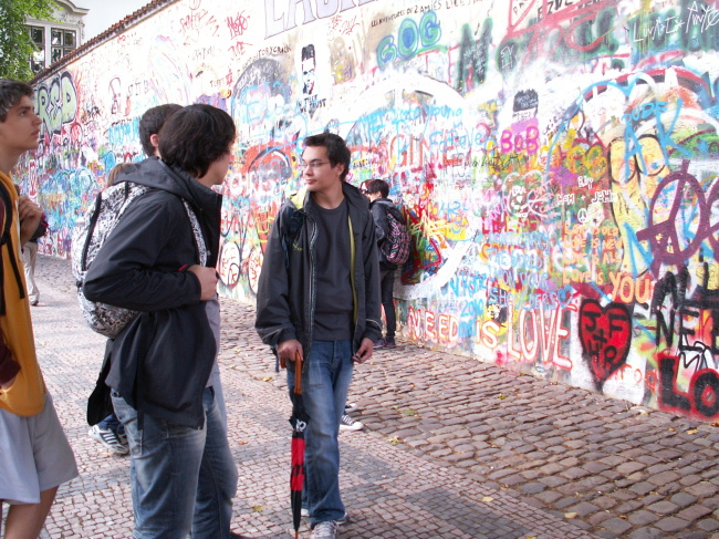 Kdo ze studentů vÄ›dÄ›l, že naproti francouzskému velvyslanectvà je "Lenonova zeÄ"?