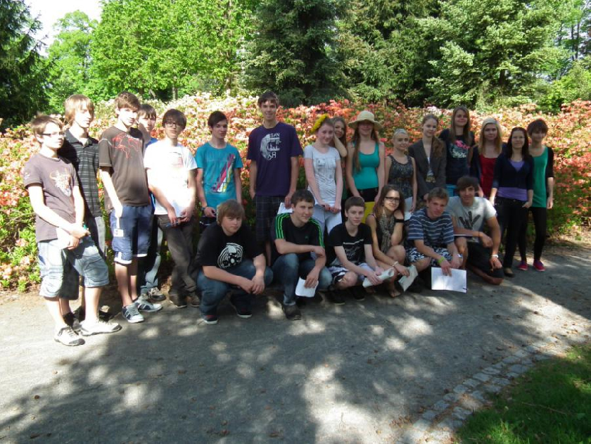 Na konec praktické výuky spoleÄná fotografie kvinty a v parku J.Palacha pÅ™ed právÄ› kvetoucÃmi azalkami.