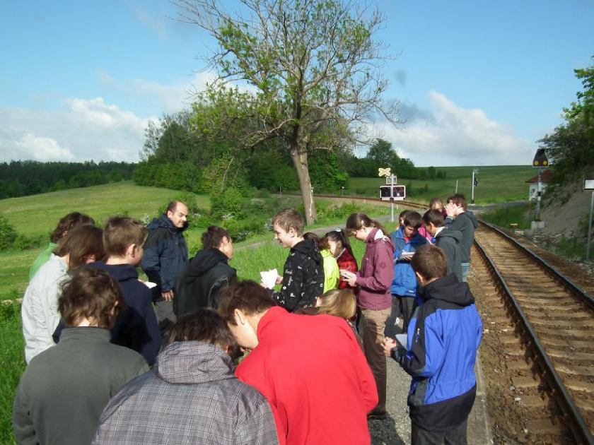 Prvnà praktická (a nakonec velmi úspěšná) ukázka v terénu - opukový východ nad železniÄnà zastávkou ve VendolÃ.