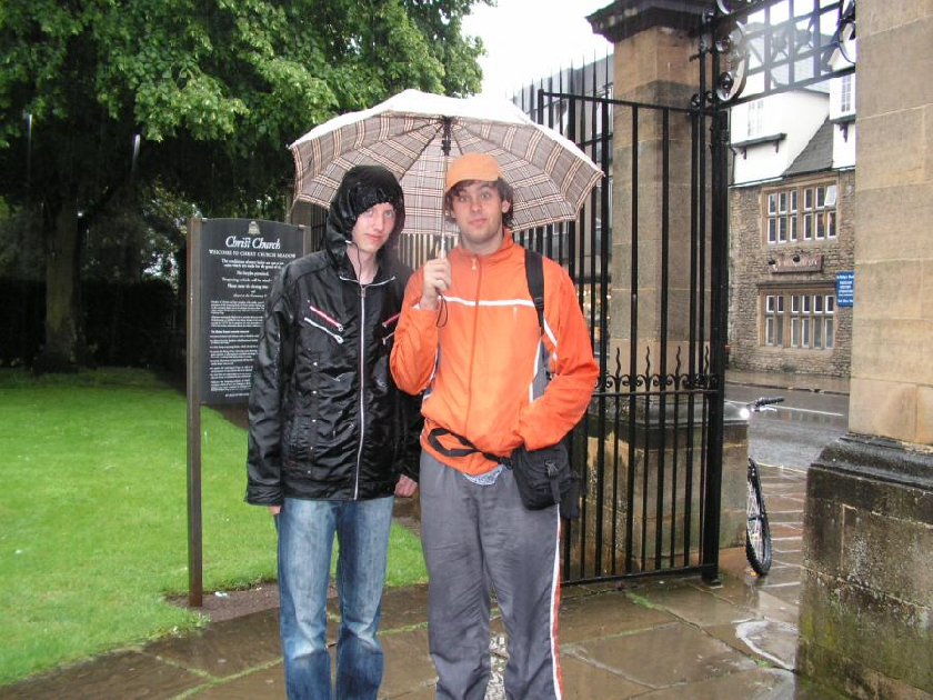 Studenti u vchodu do"Christ Church" zahrad.