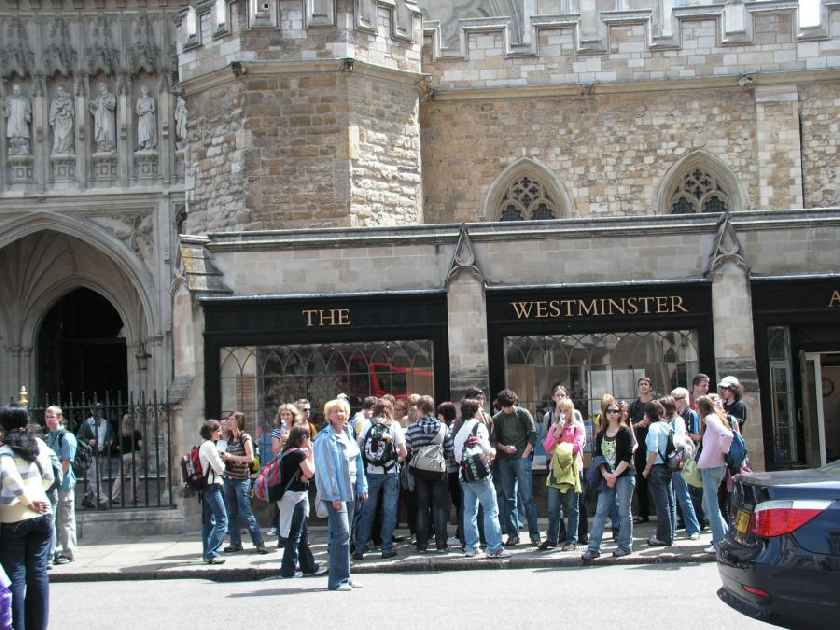studenti před Westminster Abbey v Londýně